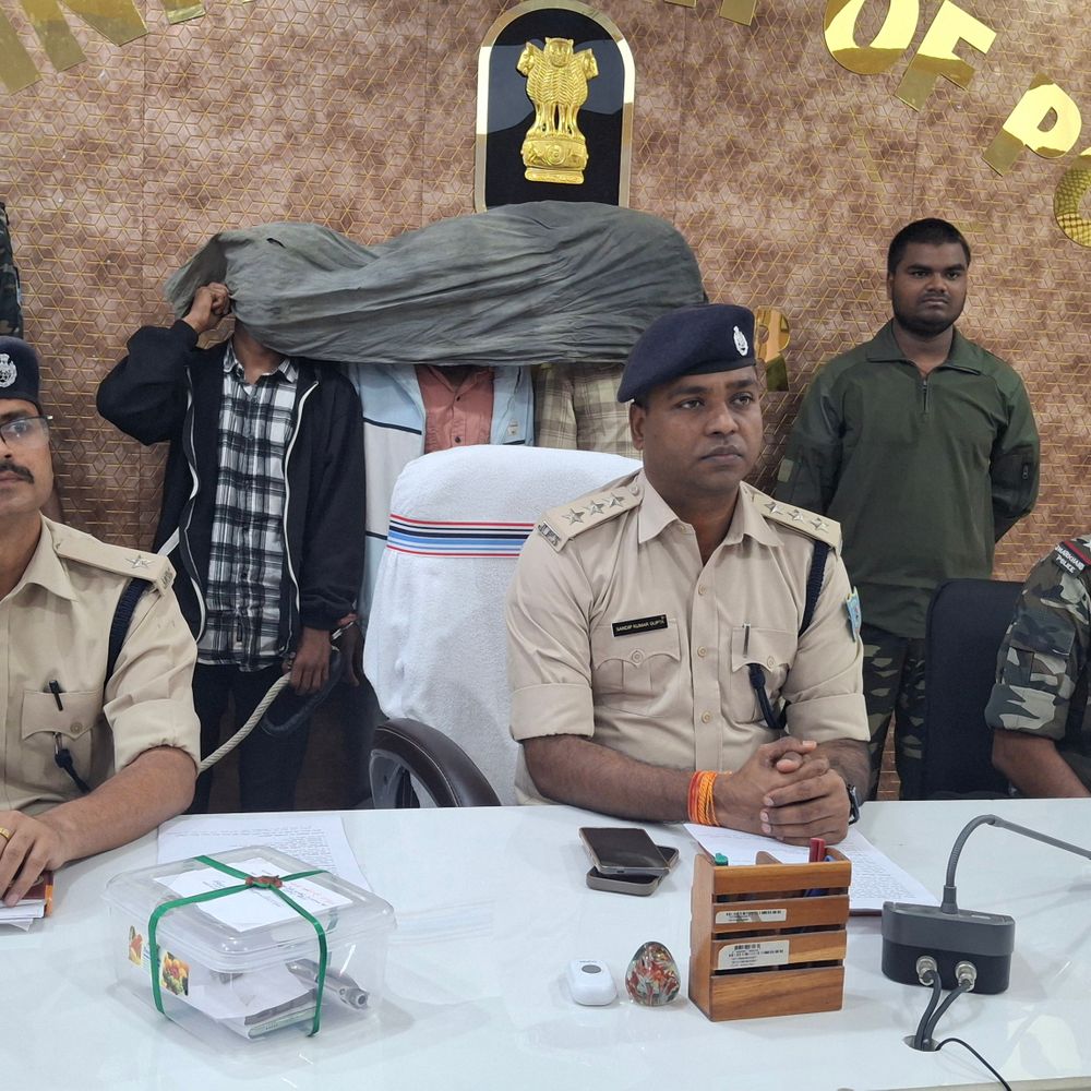 पेट्रोल पंप पर दोबारा फायरिंग की थी योजना, तीन गिरफ्तार:आरोपियों के पास से देशी पिस्टल, दो जिंदा गोलियां और दो मोबाइल बरामद