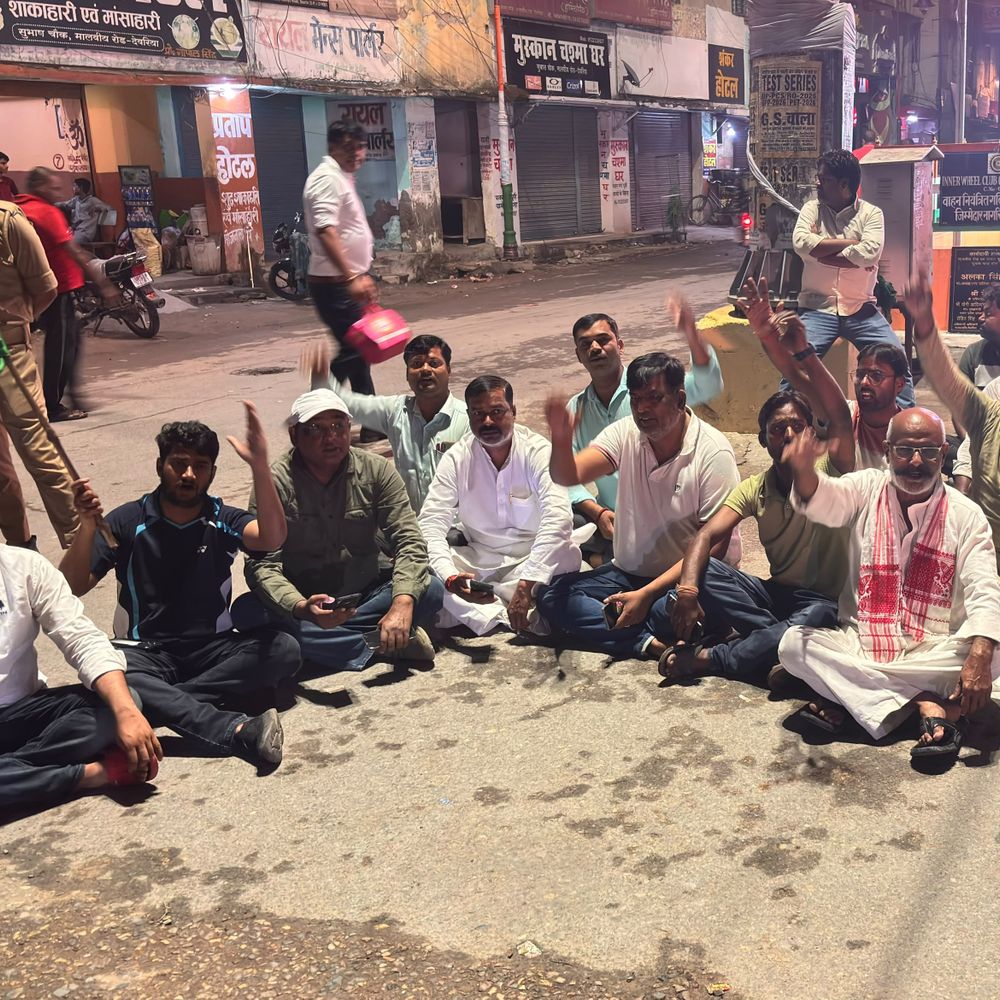 राहुल गांधी की हिरासत के विरोध में कांग्रेस का प्रदर्शन:देवरिया में सुभाष चौक पर देर रात तक नारेबाजी, रिहाई की मांग