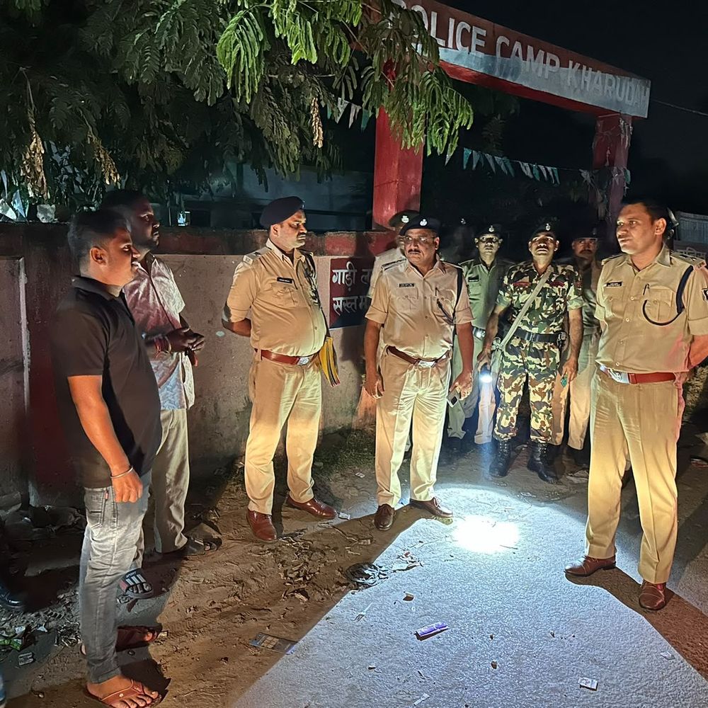SP ने खारुदह पुलिस कैंप का रात में किया निरीक्षण:जवानों को गश्त और वाहन जांच के दिए निर्देश, ग्रामीणों को नशे के खतरे बताए
