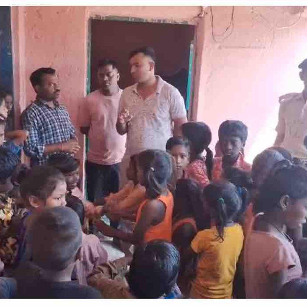 पुलिस वाहन से थानाध्यक्ष ने 70 बच्चों को स्कूल पहुंचाया:मोतिहारी में कॉपी-किताब उपलब्ध कराने का दिलाया भरोसा, अवैध शराब कारोबारियों को दी चेतावनी
