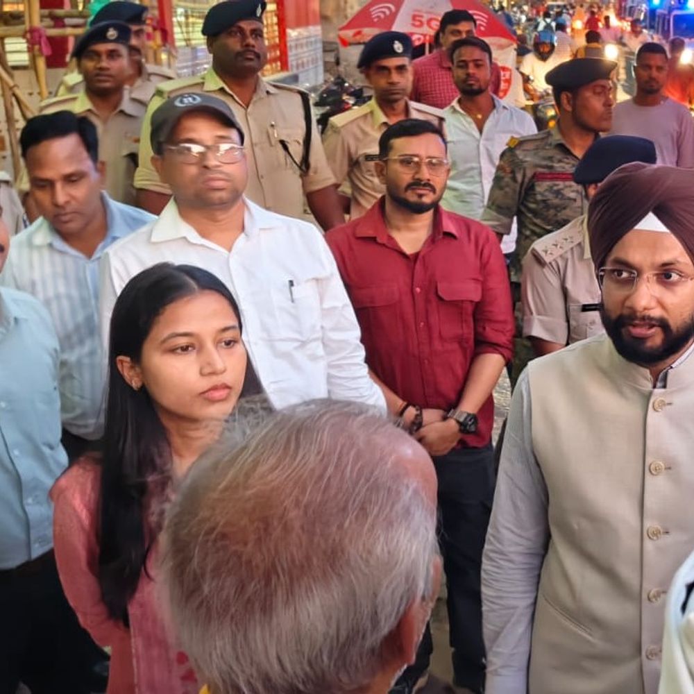 बेतिया-दुर्गा पूजा पंडालों की सुरक्षा पर प्रशासन अलर्ट:DM-SSP ने किया निरीक्षण,CCTV-प्रवेश-निकास अनिवार्य;मेडिकल टीम की तैनाती के निर्देश
