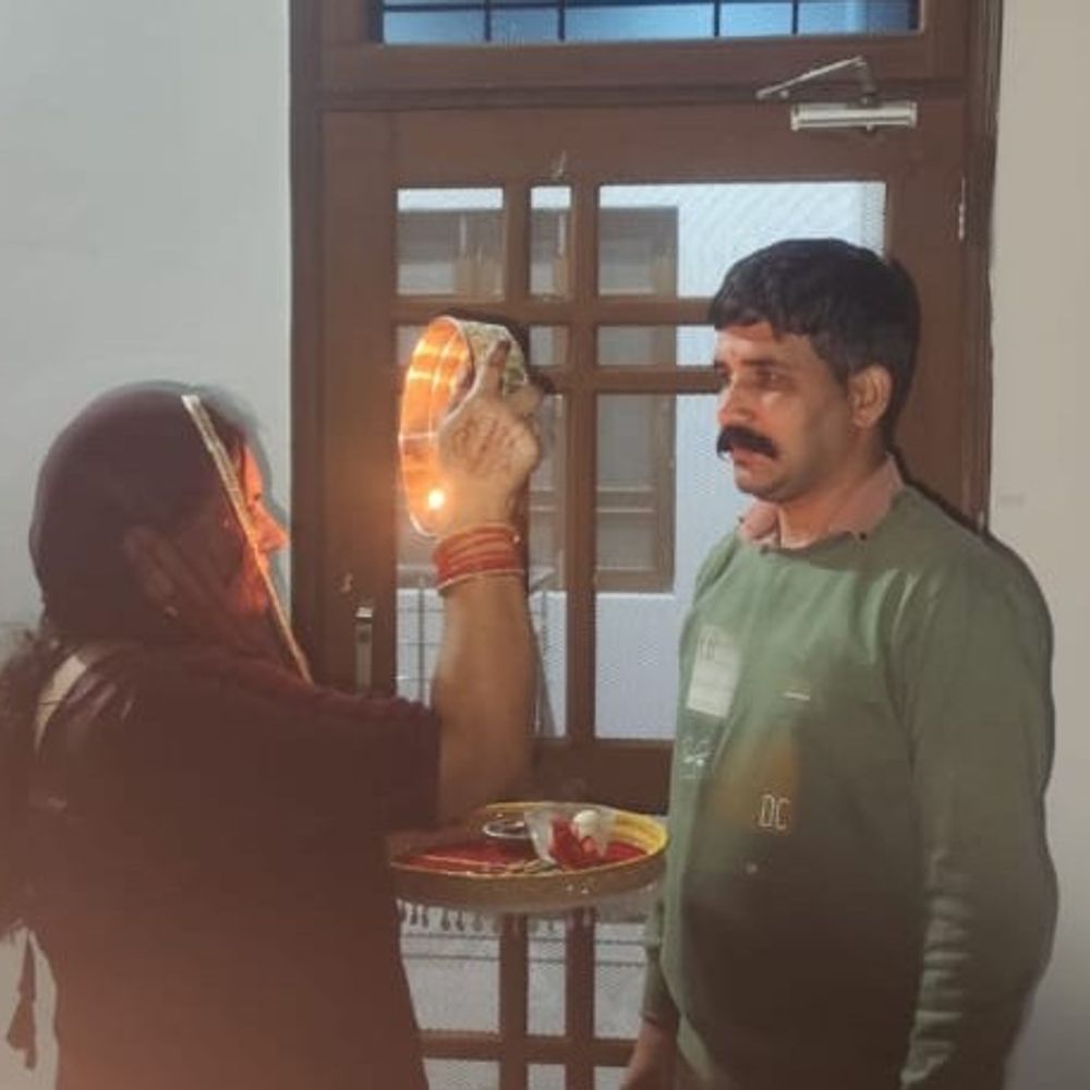 मोबाइल में चांद देखकर महिलाओं ने तोड़ा व्रत:शामली में बारिश के कारण चांद देर से नजर आया