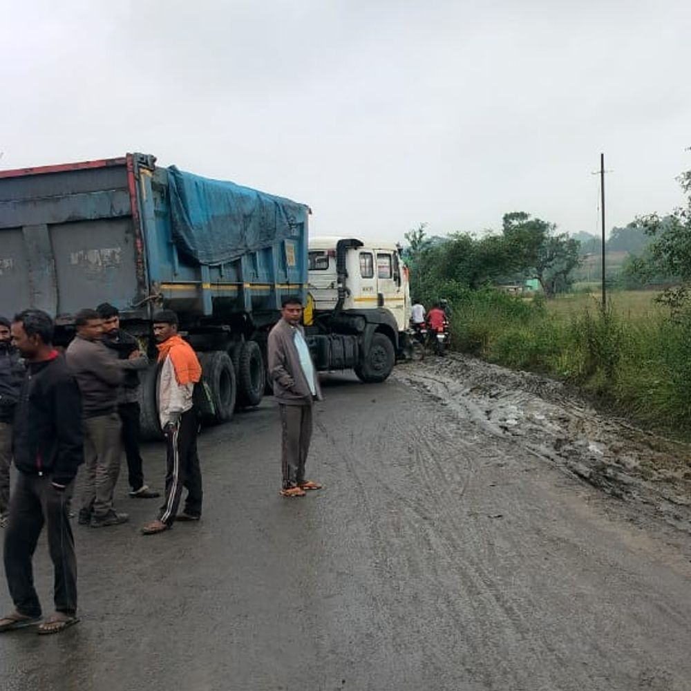 हाइवा की ऑटो से टक्कर, एक युवती की मौत:हादसे में चालक समेत दो घायल, आक्रोशितों ने मुआवजे की मांग पर मुख्य सड़क जाम