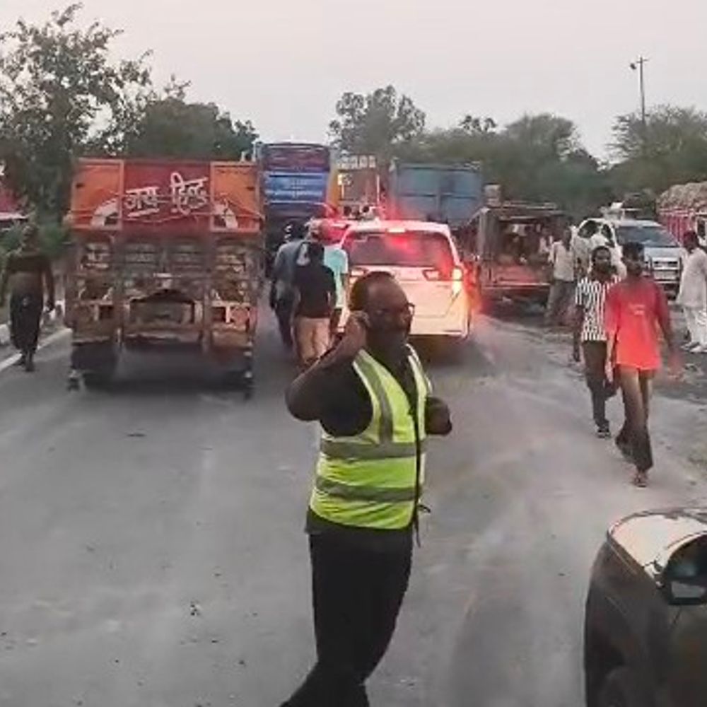 नीमच में आरटीओ कर्मचारी ने ट्रक ड्राइवर को थप्पड़ मारा:चालकों ने गुमटी में आग लगाई, चालान काटने की मशीन फोड़ी; 3 घंटे बाद खुला नीमच-महू मार्ग