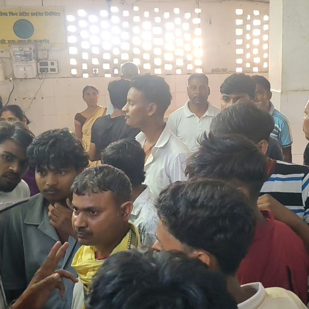 मोबाइल लौटाने के विवाद में युवक पर चाकू से हमला:नवादा- लाइब्रेरी से लौटते समय वारदात, पसलियों में चोट; साथियों ने पहुंचाया अस्पताल