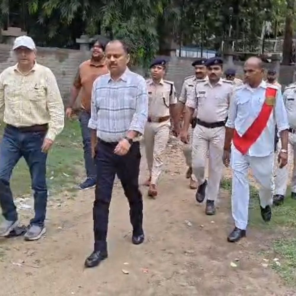 DM ने छठ घाटों का इंस्पेक्शन किया:सफाई, रोशनी और श्रद्धालुओं की सुविधा के इंतजाम पूरी करने के निर्देश