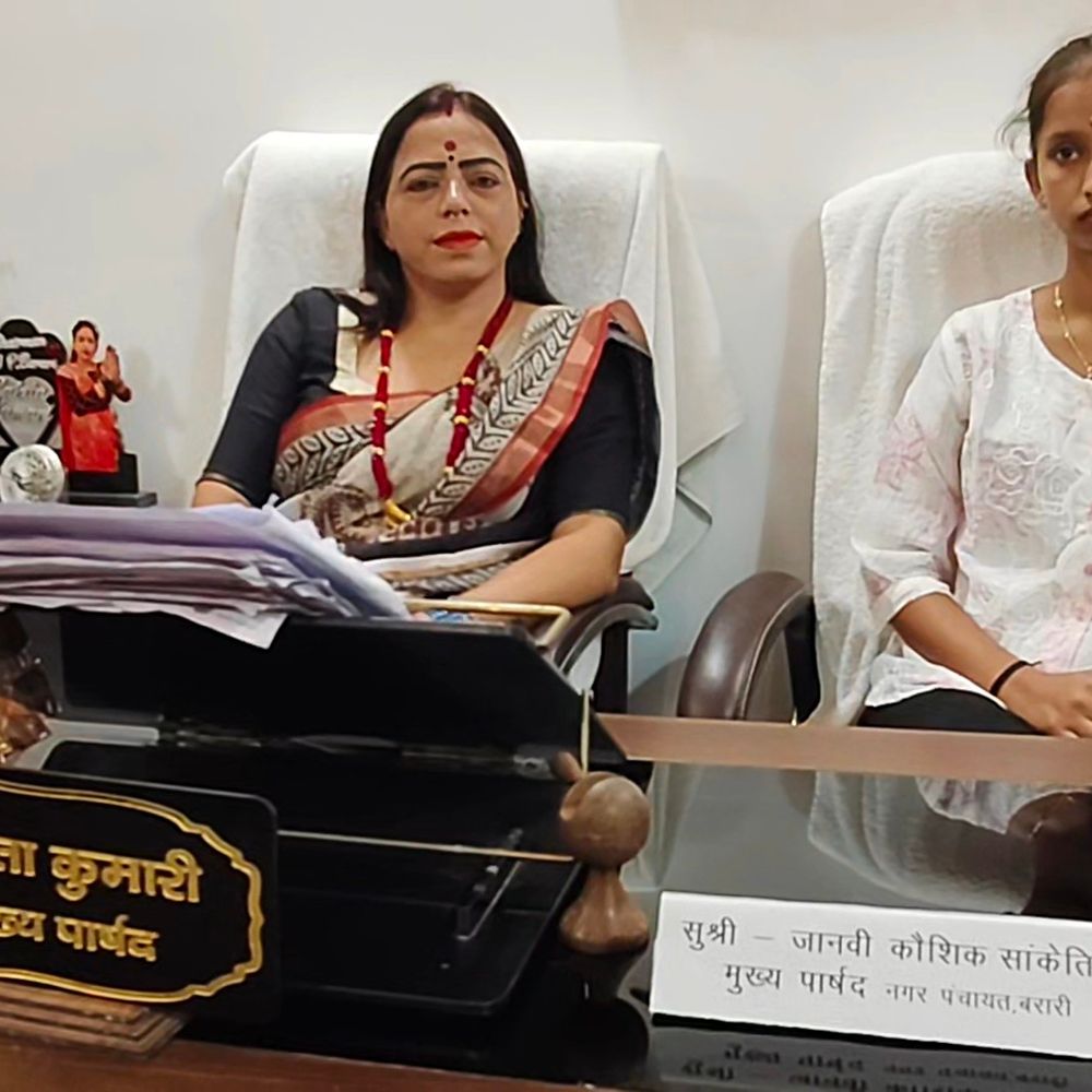 9 बेटियों को बनाया एक दिन का मुख्य पार्षद:नवरात्र में बरारी नगर पंचायत की पहल, प्रशासनिक कामकाज समझने का मौका मिला