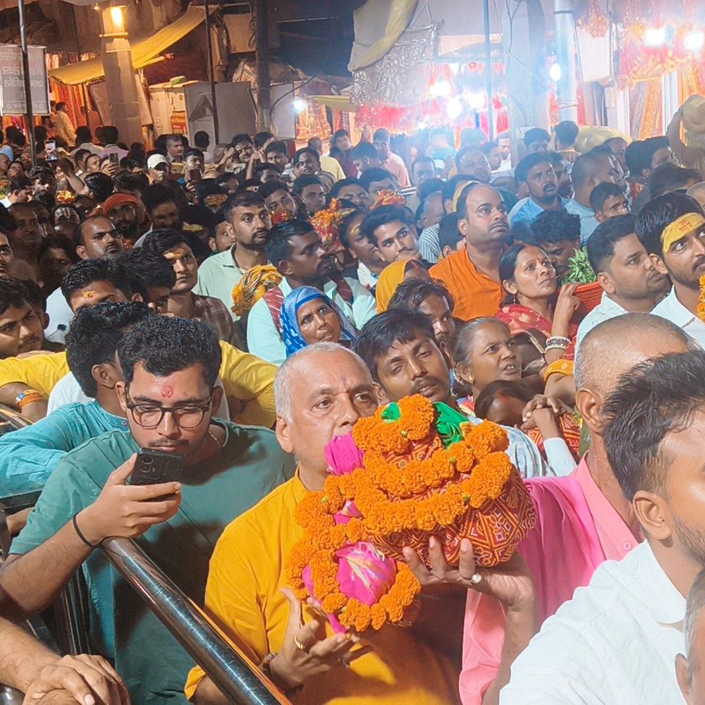विंध्याचल धाम में अष्टमी पर उमड़ी श्रद्धालुओं की भीड़:बरतर मार्ग पर लगा जाम, मां विंध्यवासिनी के दर्शन के लिए घंटों कतार में खड़े रहे भक्त