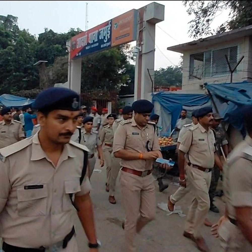 दुर्गा पूजा से पहले जमुई पुलिस का फ्लैग मार्च:चौक-चौराहों पर जवान तैनात, पंडालों में सादे लिबास में भी पुलिस