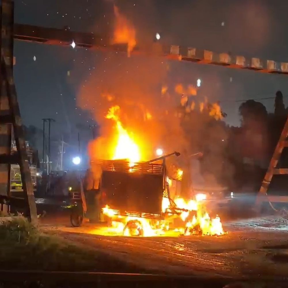बेगूसराय में NH-31 पर CNG टेंपो में लगी आग:40 मिनट में बुझाई गई, वाहन जलकर राख; एक घंटे तक दोनों लेन पर जाम