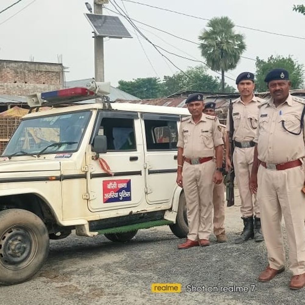 अररिया में पुलिस गश्ती की बढ़ाई गई निगरानी:दिवा-बाइक गश्ती और पुलिस दीदी टीम का निरीक्षण; संवेदनशील इलाकों पर खास नजर