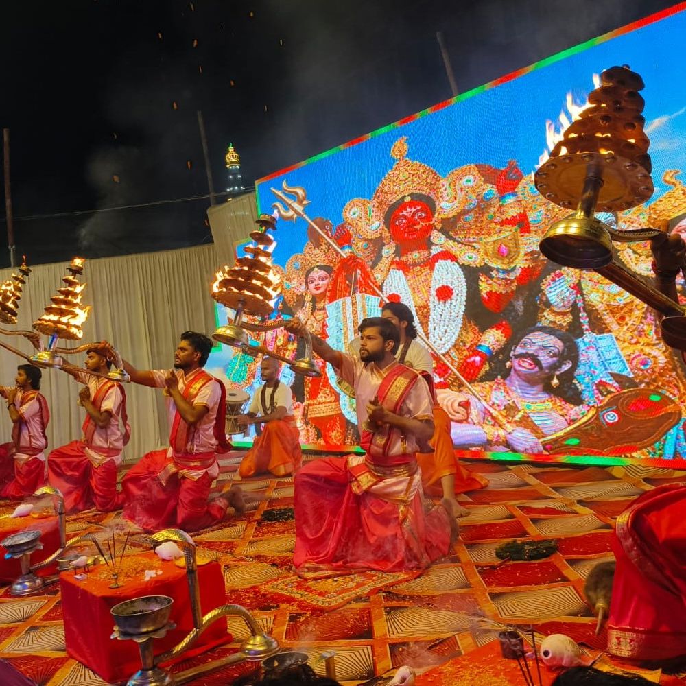पुरानी दुर्गा स्थान बखरी में हुई महाआरती:मां दुर्गा के विभिन्न स्वरूपों की हुई आराधना, आम भक्तों के साथ पूजा में अधिकारी भी शामिल