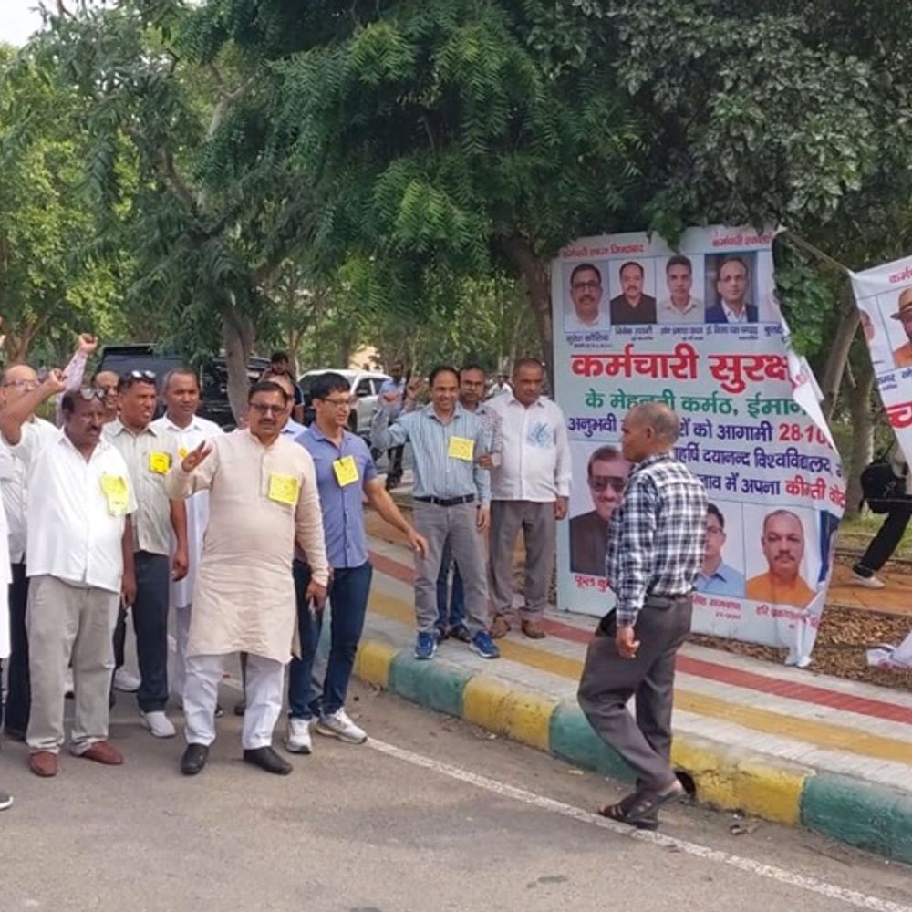 रोहतक एमडीयू में पोस्टर फाड़ने पर विवाद:चुनाव प्रचार के बीच कर्मचारियों ने जताया रोष, आरोपियों को पकड़ने की मांग