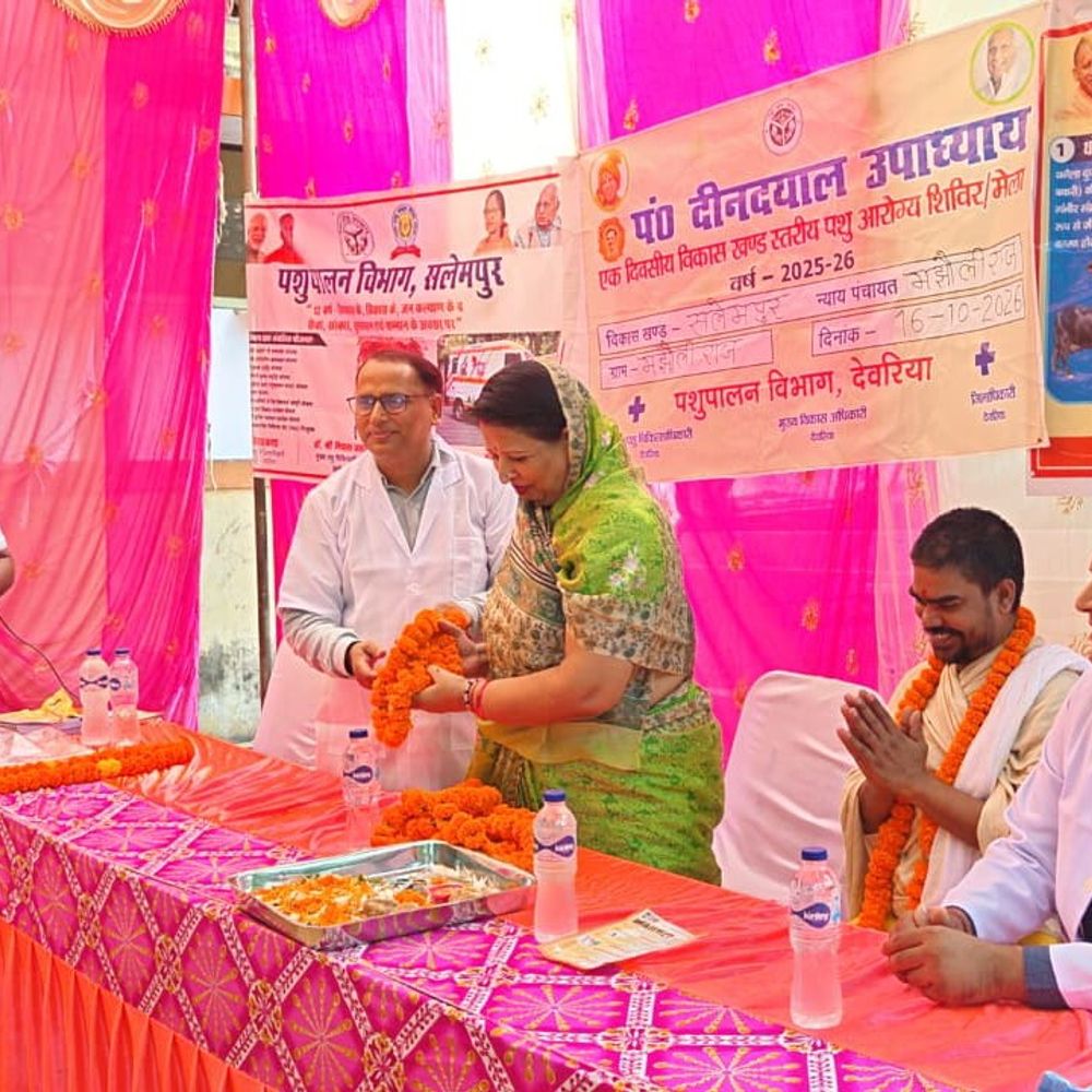 देवरिया में पशु आरोग्य मेला:मझौलीराज में पशुपालकों को बेहतर स्वास्थ्य, उपचार और देखभाल की जानकारी दी