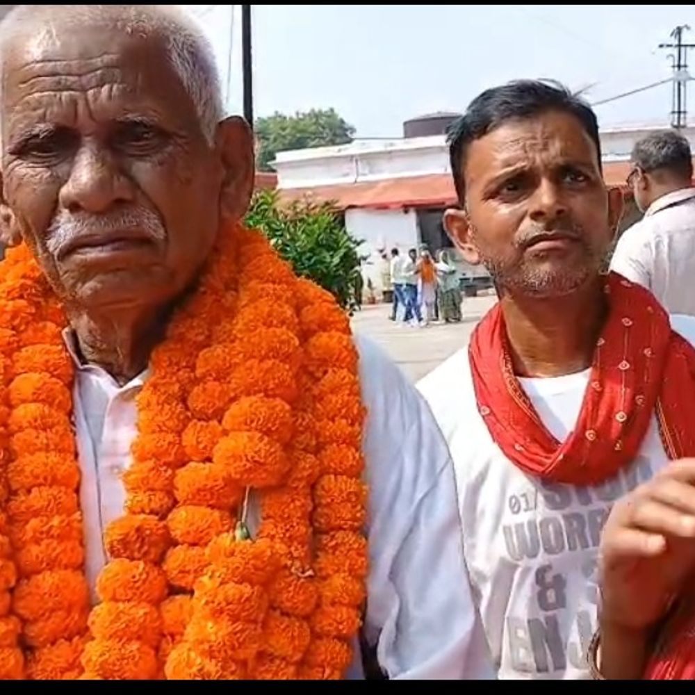 बक्सर जेल से गांधी जयंती पर 7 बुजुर्ग कैदी रिहा:17 साल बाद दादा से मिली पोती रो पड़ी, व्हीलचेयर पर बाहर आए 80 साल के बुजुर्ग