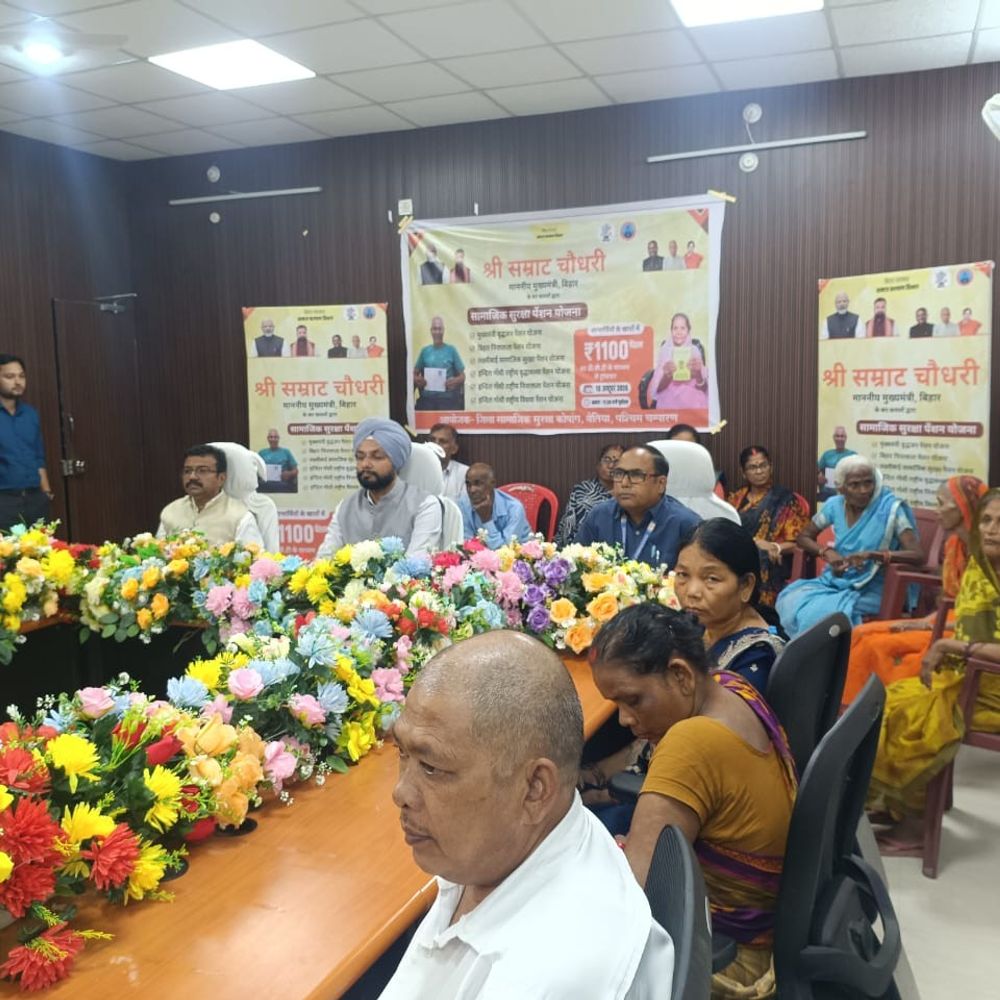 3.95 लाख पेंशनर्स के अकाउंट में पहुंचे 44.88 करोड़ रुपए:बेतिया में बुजुर्गों, दिव्यांगों और विधवा महिलाओं को मिली राहत