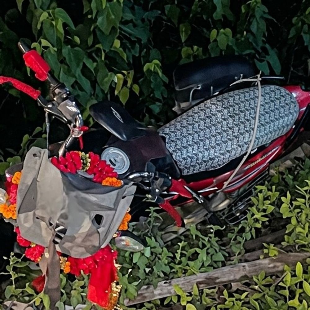 खगड़िया में बिजली के खंभे से टकराई बाइक:बेला से घर लौटने के दौरान हादसा, दूसरा युवक जख्मी