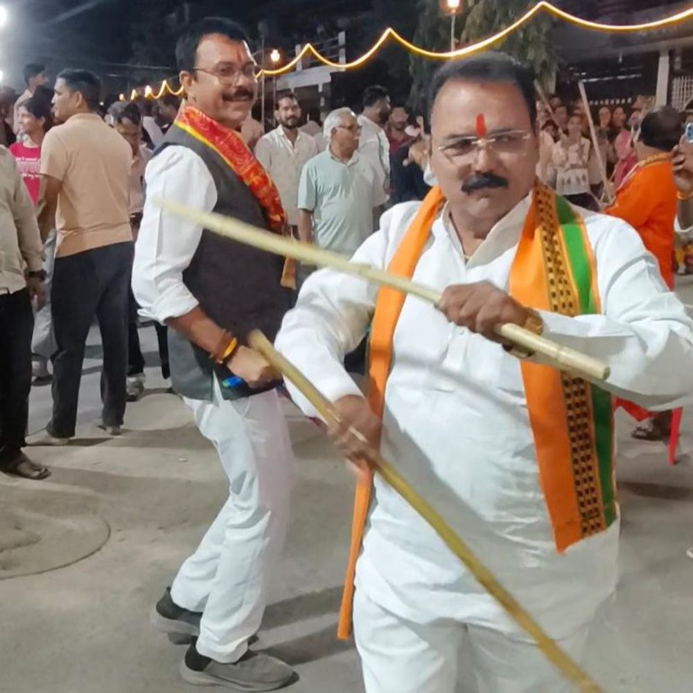 इंतहा हो गई इंतजार की…चंटियों पर थिरके महापौर:रतलाम में पुरुषों के विशेष गरबा का दिखा अलग क्रेज, फैंसी ड्रेस में पहुंचे युवा