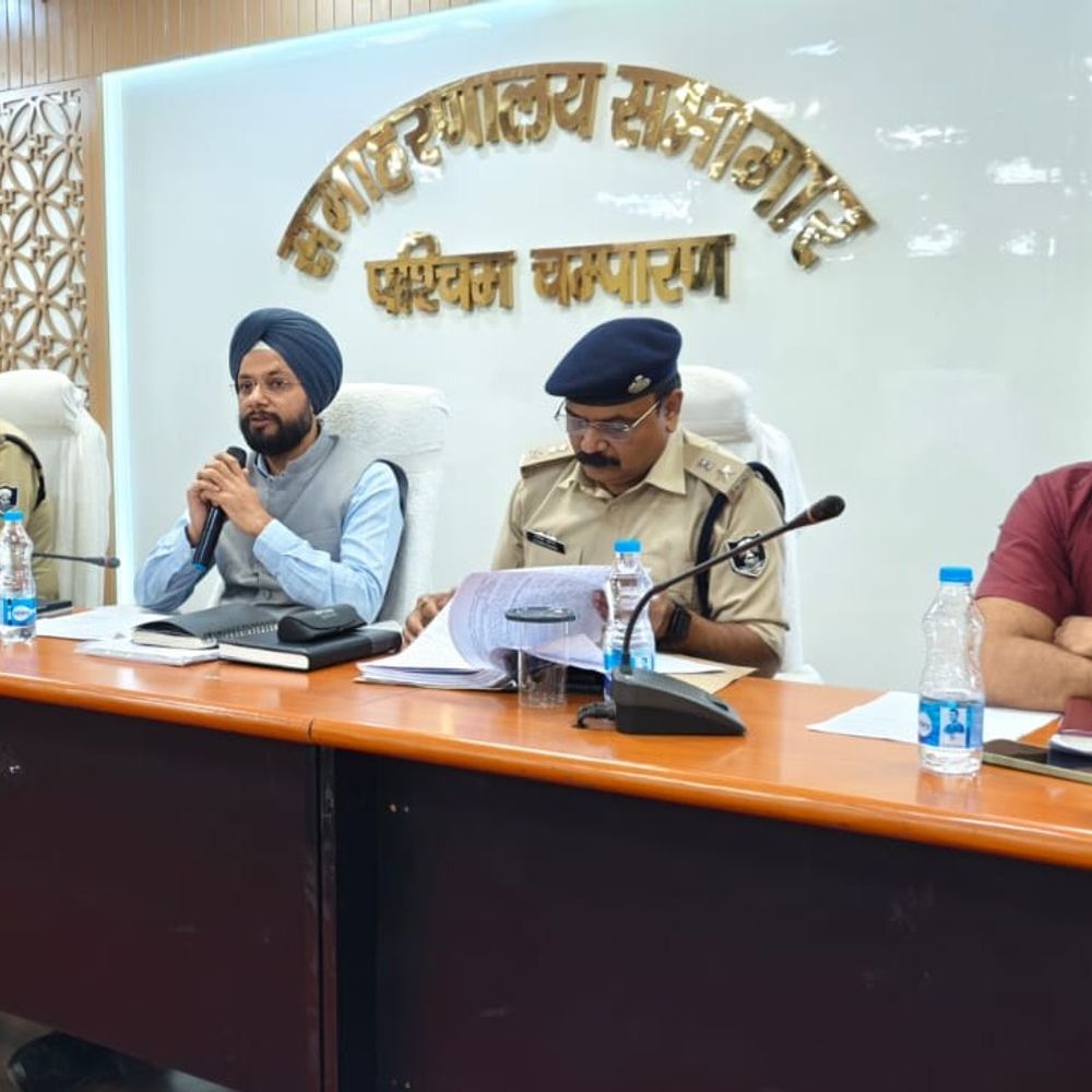 सारण शिक्षक चुनाव: पश्चिम चंपारण के 18 सेंटर पर वोटिंग:1,701 मतदाता डाल रहे वोट; सुरक्षा के लिए 8 जोनल और 3 सुपर जोनल दंडाधिकारी तैनात