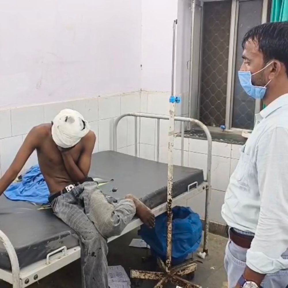 डूंगरपुर में तीन भाइयों पर अज्ञात बदमाशों का हमला:चाय की दुकान पर साइकिल चेन और लट्ठ से पीटा, एक गंभीर घायल