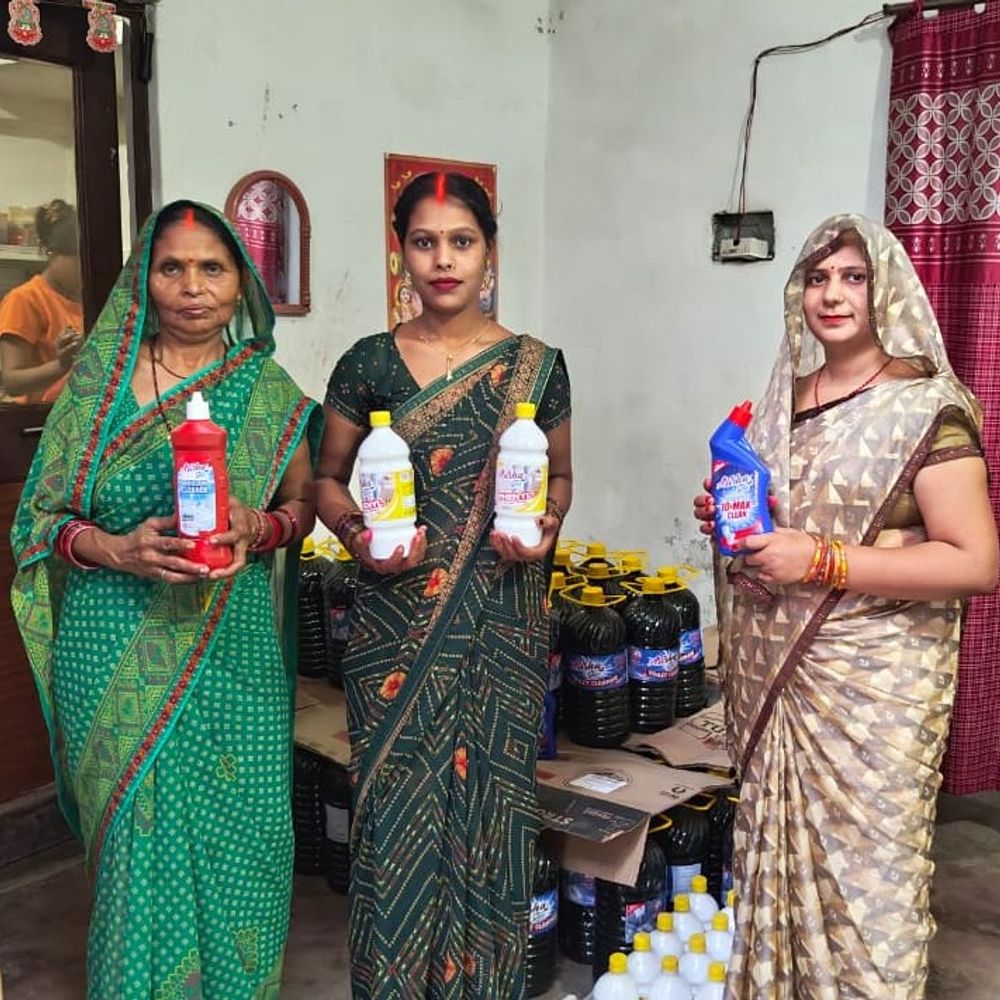 प्रयागराज में ई-रिक्शा चालक की पत्नी ने बनाया क्लीनिंग ब्रांड:56 साल की उर्मिला ने ‘अरीशा ग्लो’ नाम से शुरू किया, समूह की महिलाओं को भी मिला रोजगार