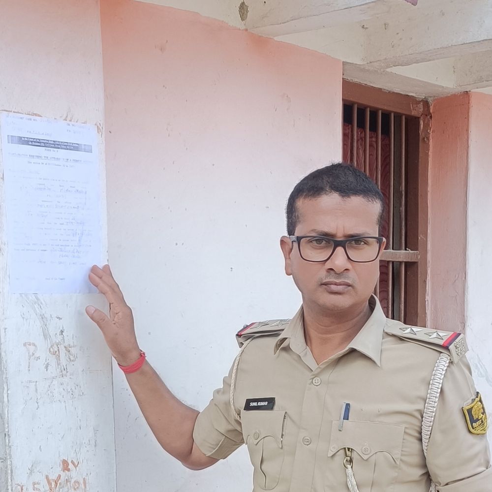 आंदर में 7 फरार आरोपियों के घर इश्तेहार चस्पा:उत्पाद टीम पर हमले, हत्या और लूट समेत 3 मामलों में हुई कार्रवाई