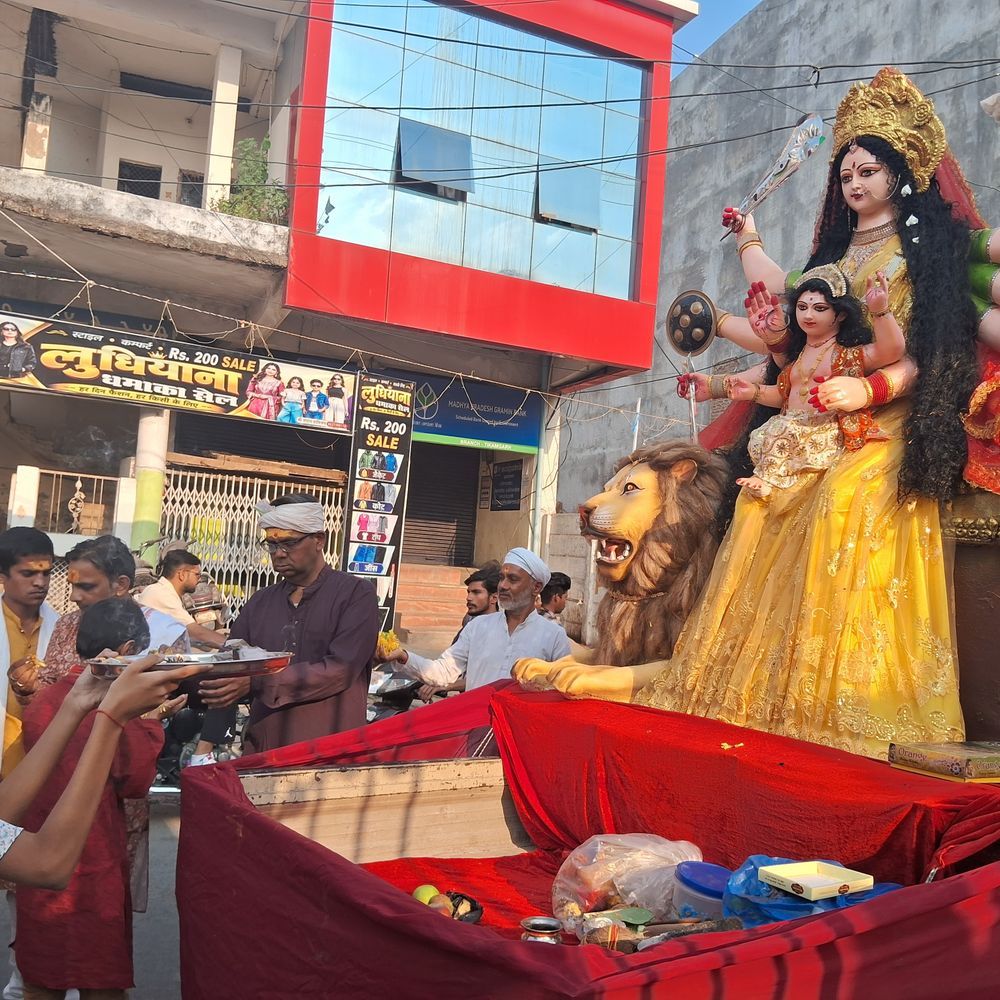 टीकमगढ़ में कलेक्टर-एसपी ने किया शस्त्र पूजन:देवी प्रतिमाओं का विसर्जन शुरू, रात 8 बजे होगा रावण दहन