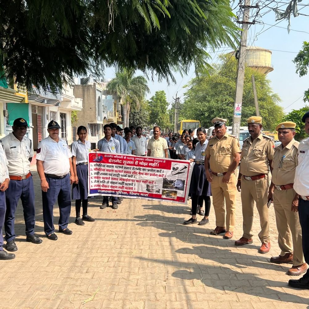 बारां में पुलिस दिवस पर ट्रैफिक पुलिस ने निकाली रैली:यातायात नियमों के प्रति लोगों को किया जागरूक, बच्चों ने लगाए नारे