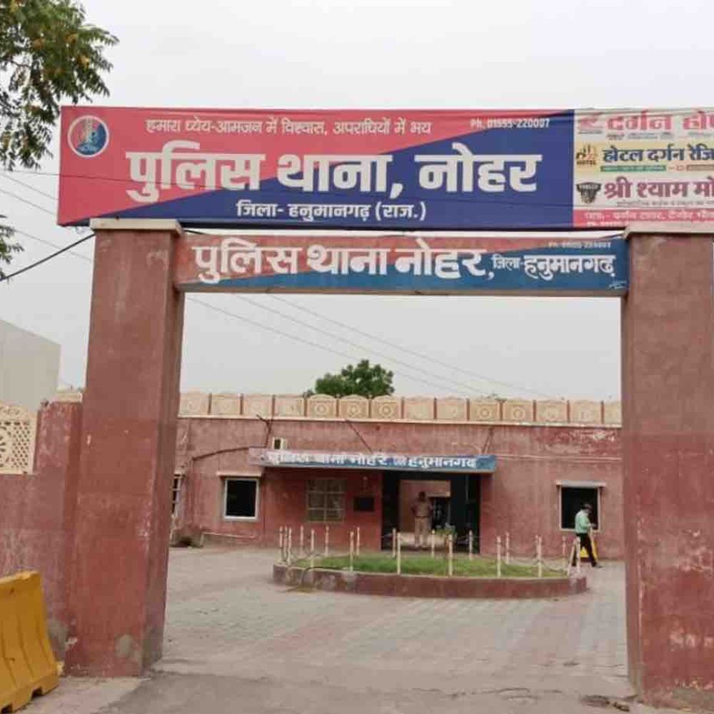 नोहर में पुश्तैनी मकान से 5 लाख का सामान चोरी:तांबे-पीतल के बर्तन, पंखे, पानी की मोटर और चांदी की मूर्ति भी ले गए चोर