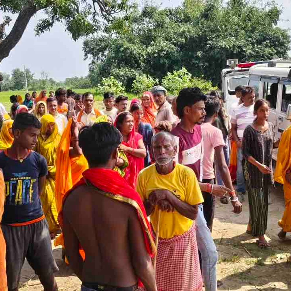 मोतिहारी में अंग्रेज के जमाने का पुल गिरा;एक की मौत:घास काटने के लिए पैदल जा रहे थे लोग, 6 घायल, रेस्क्यू टीम भी हादसे का शिकार होते-होते बची