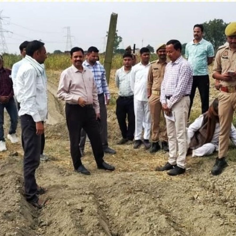 जमीन की खींचतान पर डीएम का एक्शन:खेत की मेड़ बनी विवाद की वजह, डीएम ने मौके पर ट्रैक्टर चलवाकर सीधी कराई सीमा