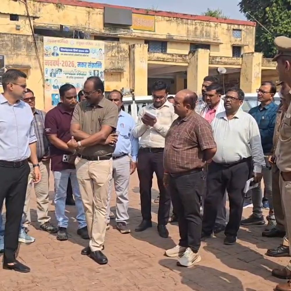 डीएम-एसएसपी ने शिकोहाबाद बस स्टैंड का औचक निरीक्षण किया:यात्रियों की सुरक्षा पर जोर, सड़क पर बस खड़ी करने पर रोक