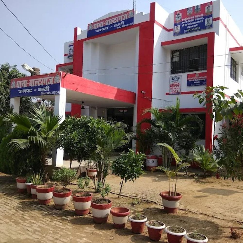 बहू के कमरे में बेड के नीचे छिपा मिला युवक:बस्ती में पकड़ने की कोशिश पर परिवार को पीटा