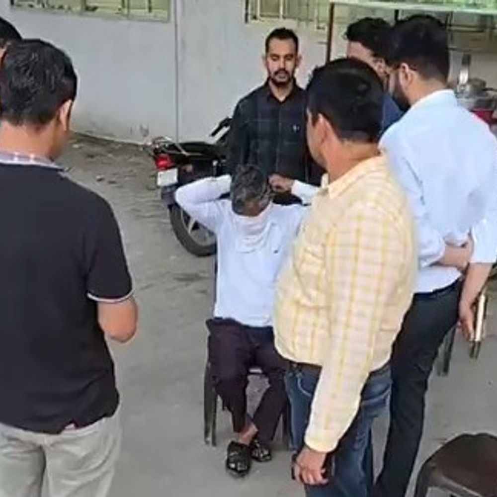 करनाल नगर निगम का सहायक ₹20 हजार रिश्वत लेते अरेस्ट:दुकान की सेल डीड ट्रांसफर के बदले मांगे, विजिलेंस ने जिला सचिवालय में पकड़ा