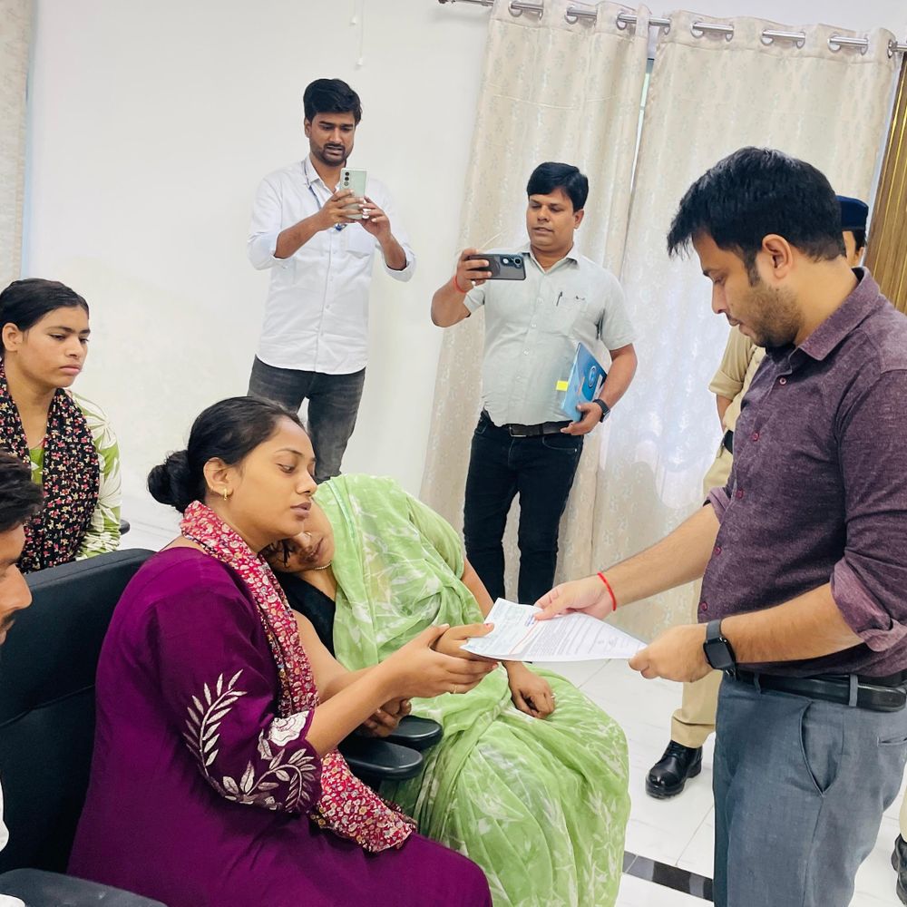 मृतक धनजि पासवान के परिवार को 4.12 लाख मिले:कैमूर में बहनों की शिक्षा, मंथली पेंशन और नौकरी की व्यवस्था करेगा प्रशासन
