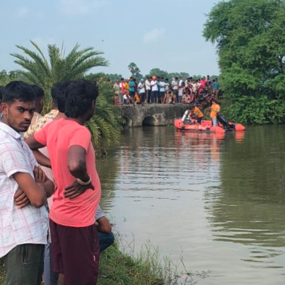 बांका- तालाब में कार समेत गिरे ड्राइवर की हुई पहचान:पुर्णिया का रहने वाला था, दूसरे व्यक्ति की आशंका पर 3 घंटे चला सर्च अभियान