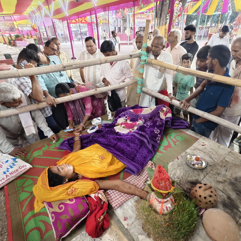 हाथ पर कलश स्थापित कर पूजा; महिला की बिगड़ी तबीयत:सुपौल में BP-हार्ट रेट में गड़बड़ी, व्रत तोड़ने को तैयार नहीं, प्रशासन समझाने में जुटा