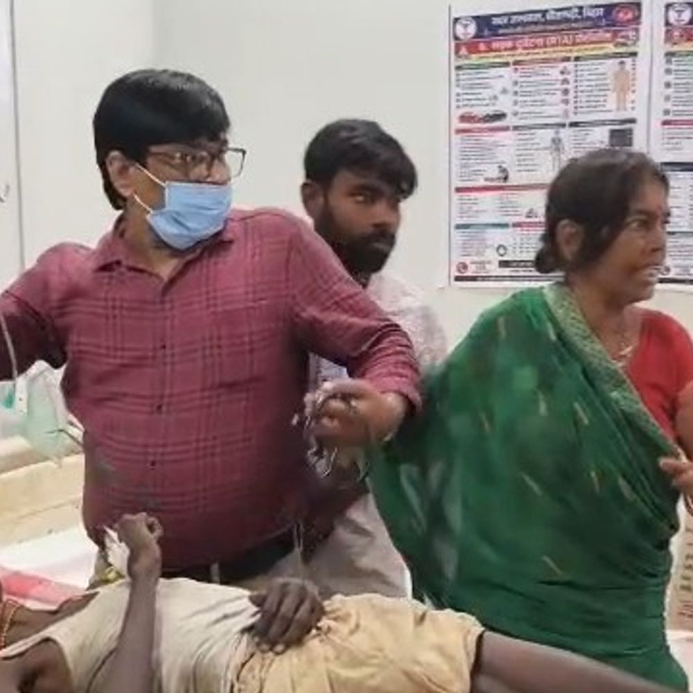 सदर अस्पताल में ICU बेड नहीं मिला, मरीज की मौत:सीतामढ़ी में परिजनों ने लगाया लापरवाही का आरोप, गेट पर गई जान