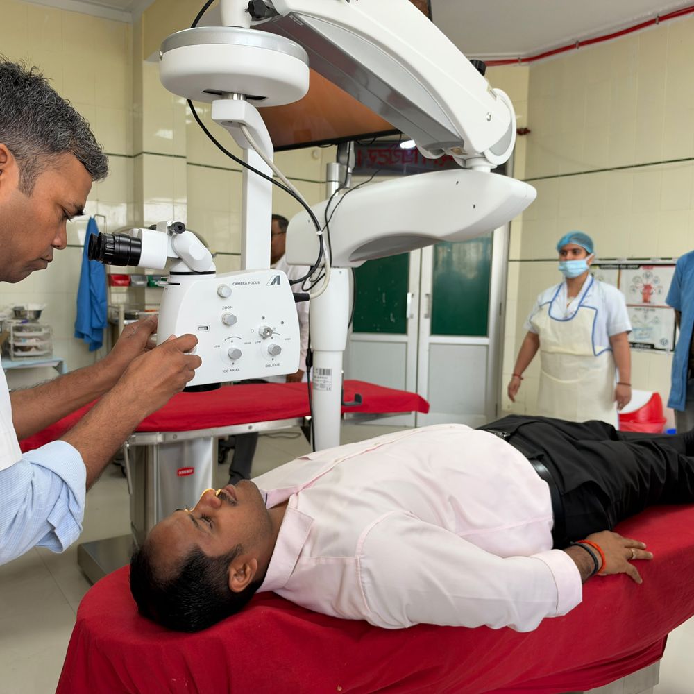 डीएम ने जिला अस्पताल का किया निरीक्षण:विश्व दृष्टि दिवस पर आधुनिक उपकरणों से नेत्र जांच, 13 मरीजों की मुफ्त मोतियाबिंद सर्जरी