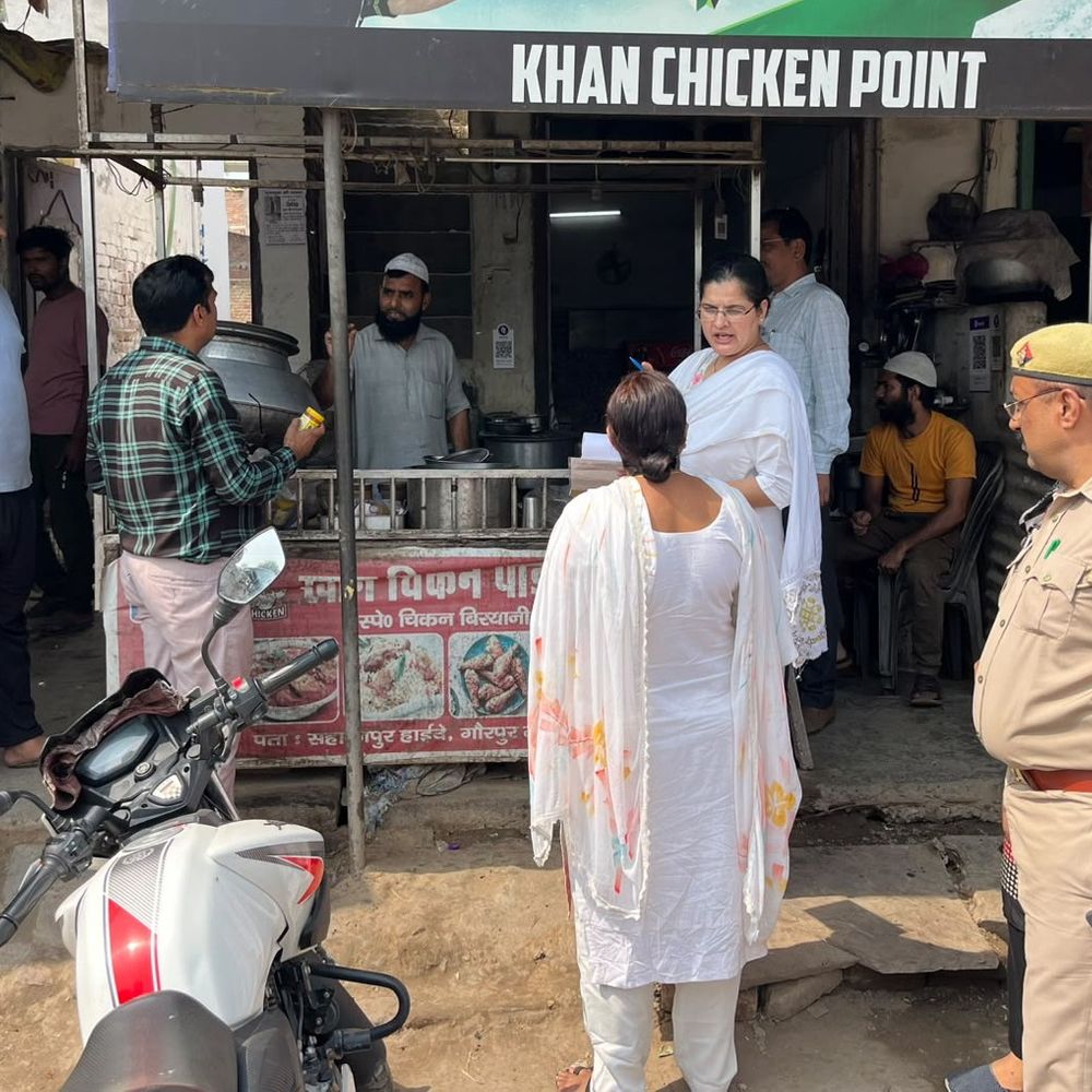 बागपत में 9 दुकानों पर खाद्य सुरक्षा विभाग की छापेमारी:एक्सपायरी सामान मिलने पर ₹5,300 का माल नष्ट कराया, गंदगी मिलने पर नोटिस