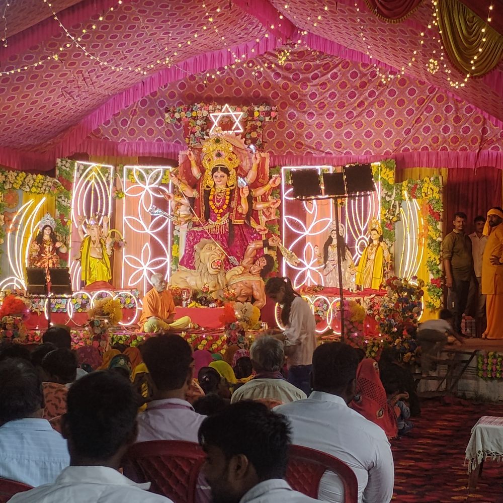 नवरात्र पर सजाया गया भव्य पंडाल:देवगढ़ कमासिन में मां दुर्गा की आराधना, रोज बांटा जा रहा प्रसाद