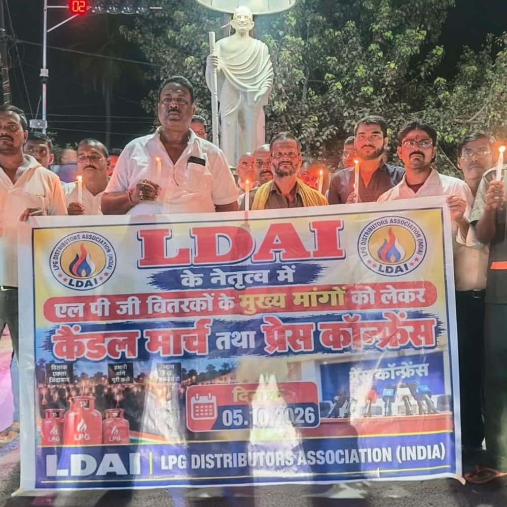 एलपीजी डिस्ट्रीब्यूटर्स ने तेल कंपनियों का भुगतान रोका:होम डिलीवरी शुल्क बढ़ाने और ई-केवाईसी चार्ज हटाने की मांग, बांका में निकाला कैंडल मार्च