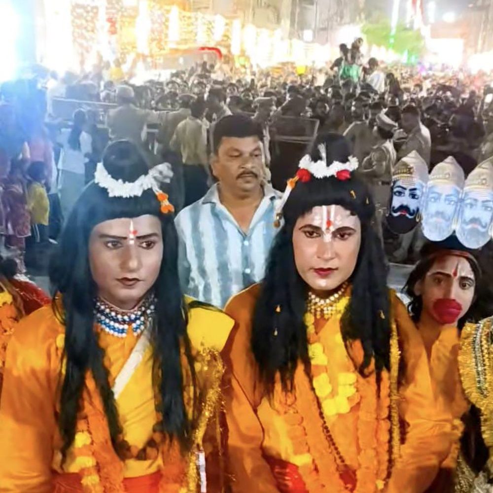 सुल्तानपुर में नम आंखों से मां दुर्गा को विदाई:विधि-विधान से हुआ प्रतिमा विसर्जन, डीजे की धुन पर झूमे युवा