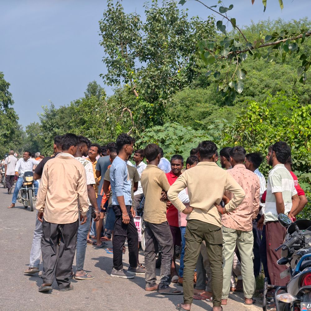 प्रतापगढ़ में बॉयफ्रेंड ने खुद का चेहरा चाकू से काटा:150 फीट ऊंचे टावर पर चढ़कर बनाई VIDEO, बोला- लड़की आकर कहेगी तो उतर जाऊंगा