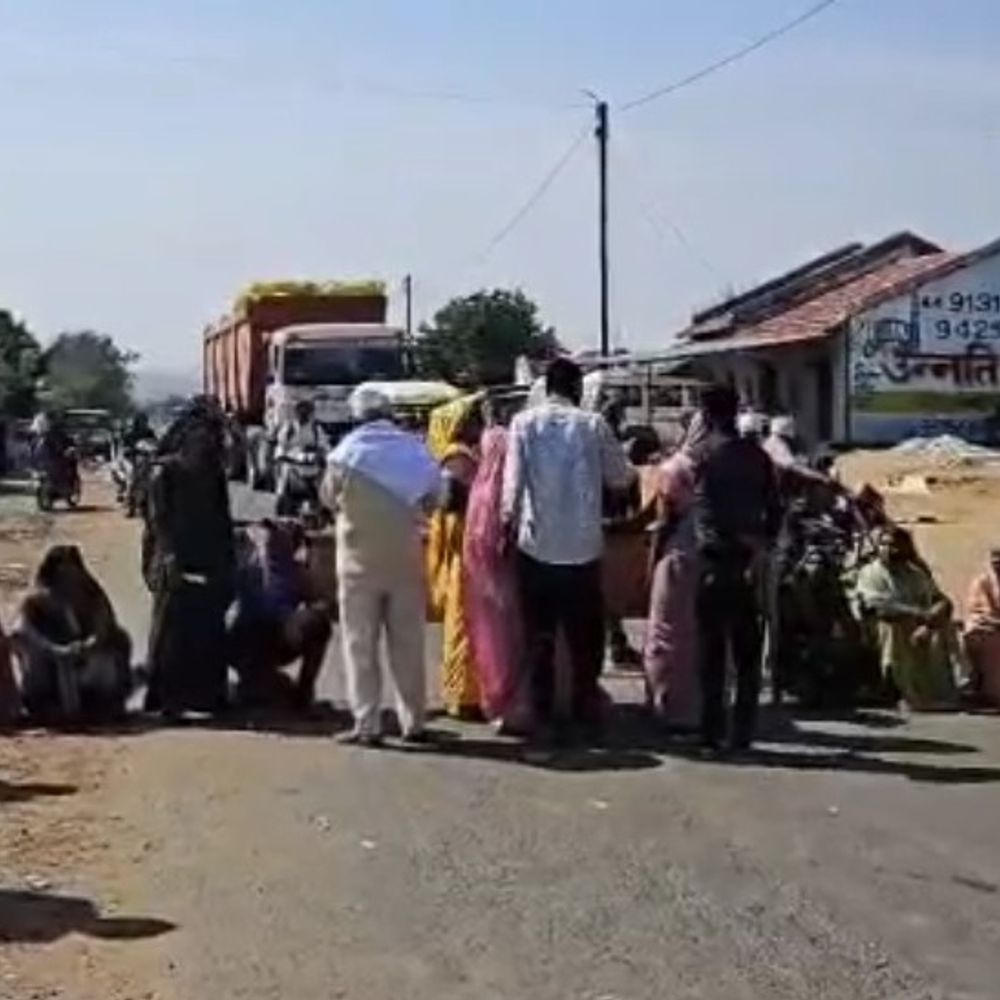 अवैध शराब के खिलाफ महिलाओं ने किया चक्काजाम:सिवनी में लखनादौन-मंडला हाईवे पर प्रदर्शन; थाना प्रभारी की समझाइश के बाद माने