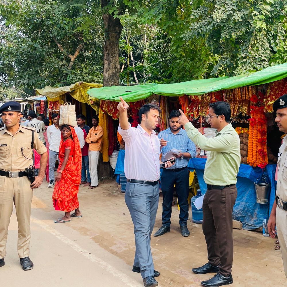 कैमूर के मुंडेश्वरी धाम में 4 जगहों पर पार्किंग तय:DM ने किया औचक निरीक्षण; हनुमान गढ़ी रोड के गड्ढे भरने, मुख्य रास्तों पर बैरिकेडिंग के निर्देश