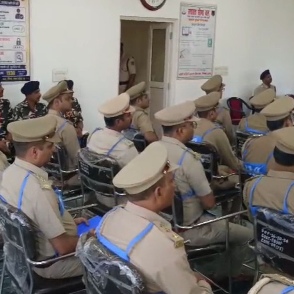एसएसबी कस्टम इंस्पेक्टरों को दे रही हथियार चलाने की ट्रेनिंग:श्रावस्ती में 47 इंस्पेक्टरों को शारीरिक दक्षता और सुरक्षा के गुर सिखाए जा रहे हैं।