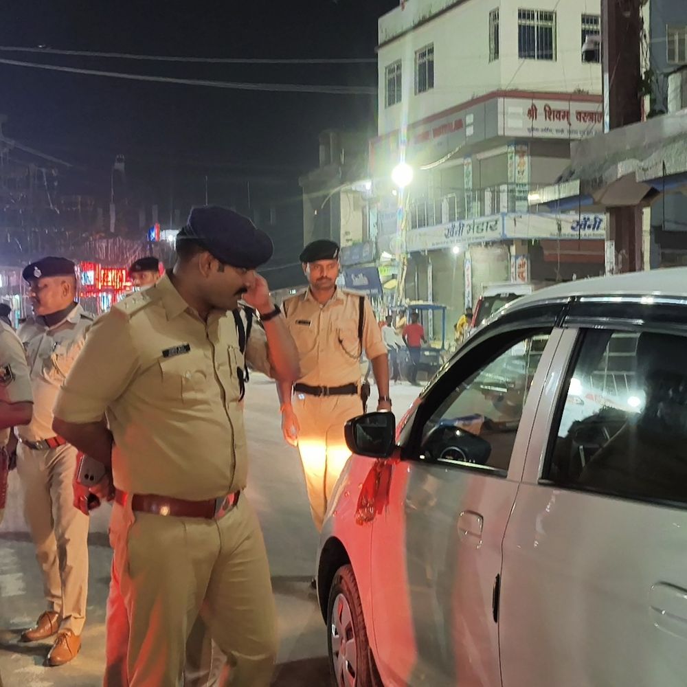 SDPO अनुशील कुमार ने चलाया वाहन जांच अभियान:नवरात्रि के मद्देनजर शिवहर के जीरोमाइल चौक पर लिया सुरक्षा का जायजा