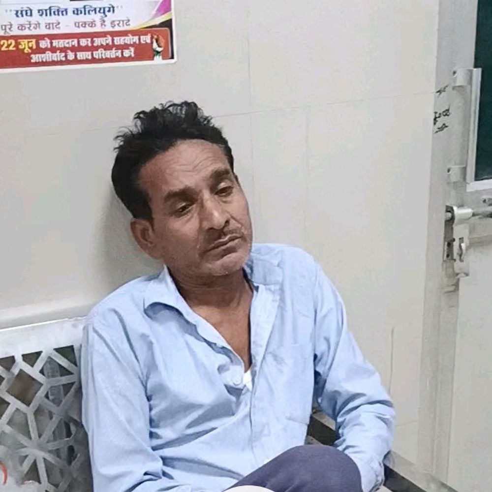 कानपुर में किसान पर पागल कुत्ते का हमला:दौड़ाकर गिराया और पैर नोंचा, मौजूद किसानों ने बचाई जान