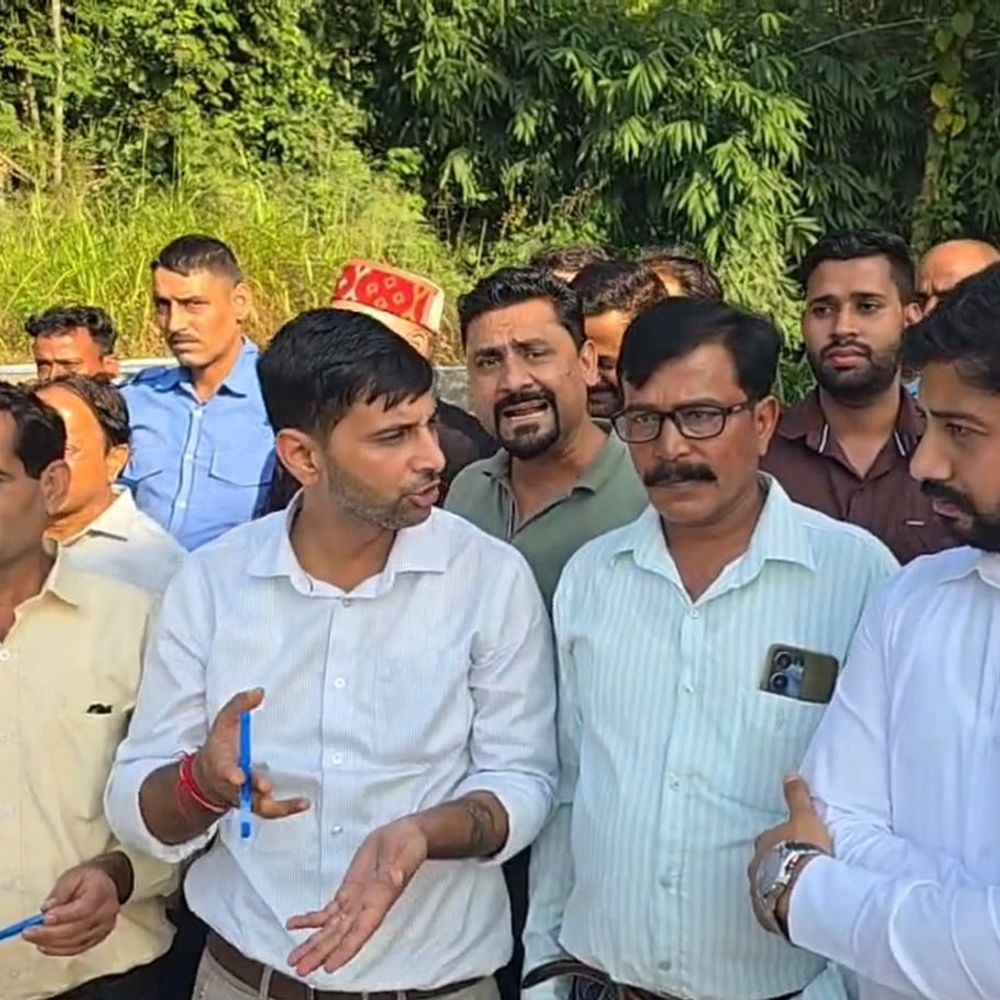 कांगड़ा में टोल प्लाजा पर पंचायत प्रतिनिधियों का प्रदर्शन:अधूरे फोरलेन पर टोल वसूली का विरोध, छूट नहीं मिली तो भुगतान बंद करेंगे